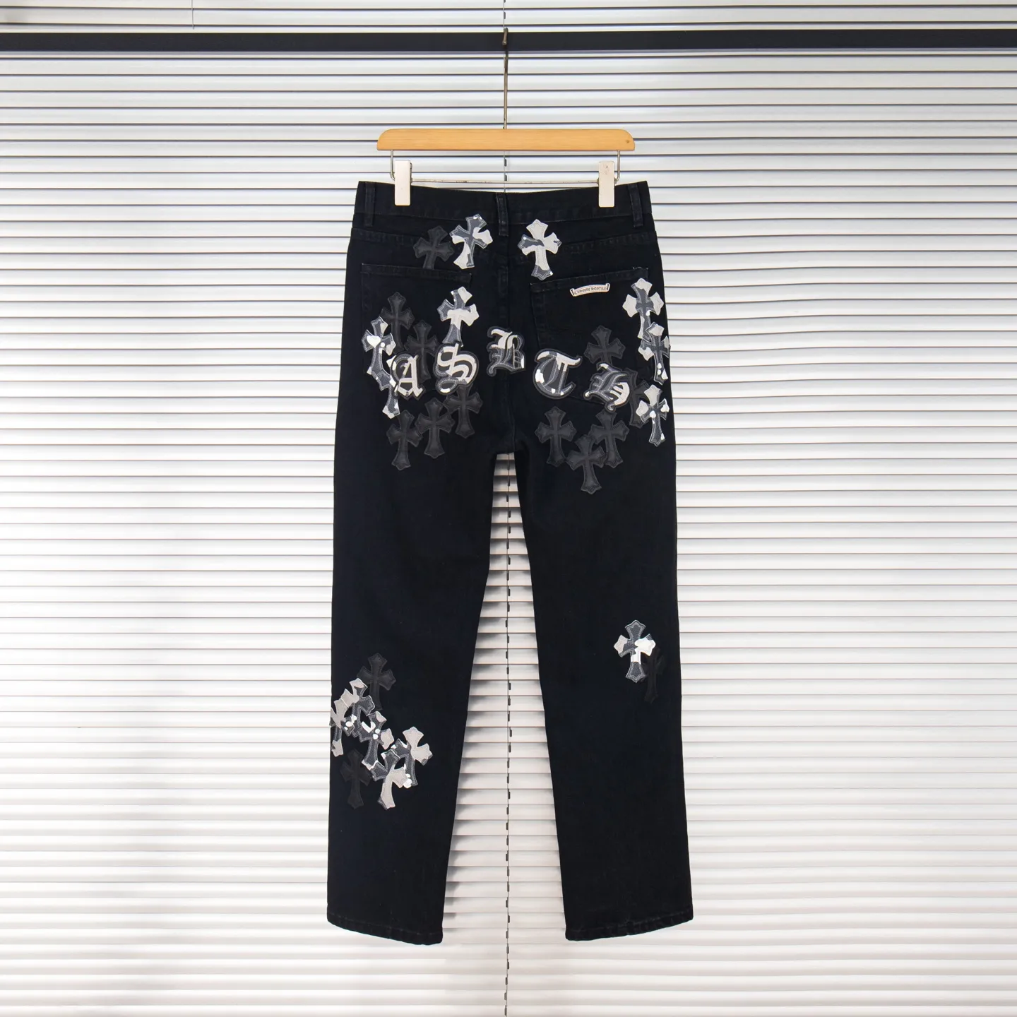 P260 Chrome Hearts Chrome Hearts Black Multi-leather Elements Full of Details Washed Jeans Authentically Restore the Ultimate Vintage Texture Three-Dimensional Fit Loose and Comfortable, Not Slimming Appearing Tall and Slim Made by a Manufacturer Original Quality Control Same Style for Men and Women Can Be Matched for Couples Versatile Recommendations Must-Have Jeans for All Seasons Fashionistas Have Been Disappointed From the Quality Selection of Fabrics, Cutting of Details, and Matching of Patterns, Everything Is Impeccable! The upper body is so handsome when worn...it can be easily worn by men, women and children! The craftsmanship is made of heavy-duty washed pure cotton denim fabric. After washing, it is soft and thick. It is very stylish when worn on the body. Style number: 1775# Color: black Size: 28 30 32 34 36
